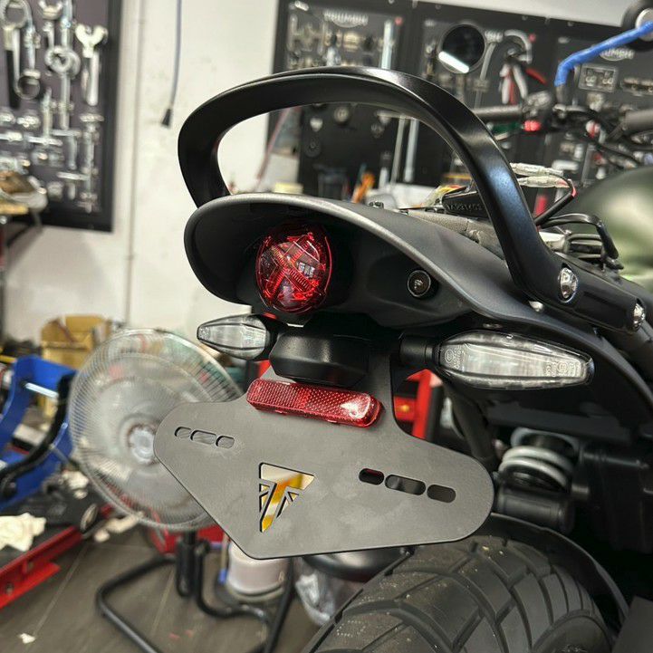 トライアンフ スクランブラー400X スピード400 フェンダーレス ショートライセンスプレート DKデザイン_1