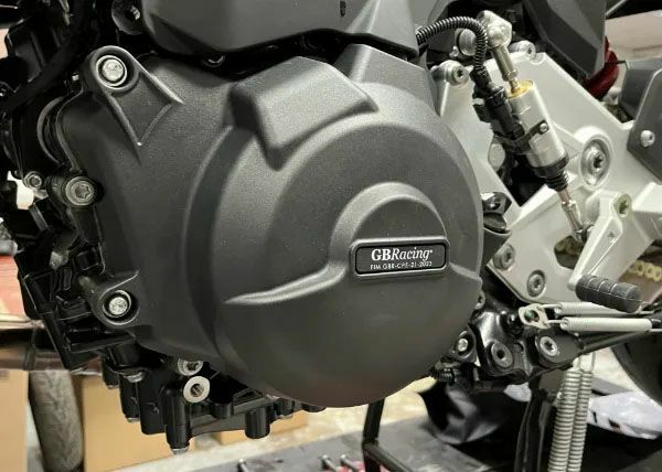 BMW F900R/F900GS/F800GS/F850GS/F750GS用のGBRacing製エンジンカバー 