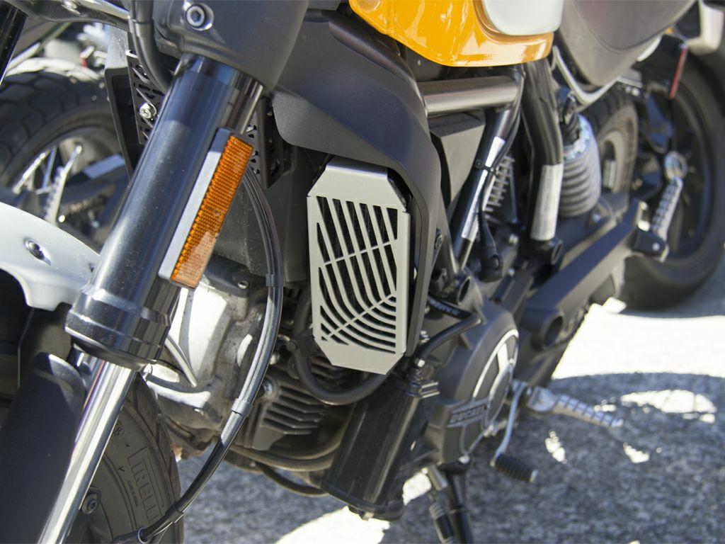 セール】オイルクーラーガード シルバー Ducati スクランブラー