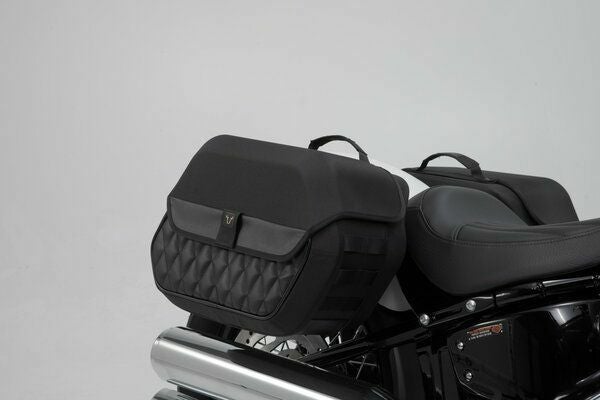 SW-MOTECH Legend Gear サイドバックシステム 左側 LH2 (25,5 L) / 右側 LH1 (19,5 L) Harley-Davidson ソフテイル スリム (FLSL) (17-) | BC.HTA.18.682.20100_1