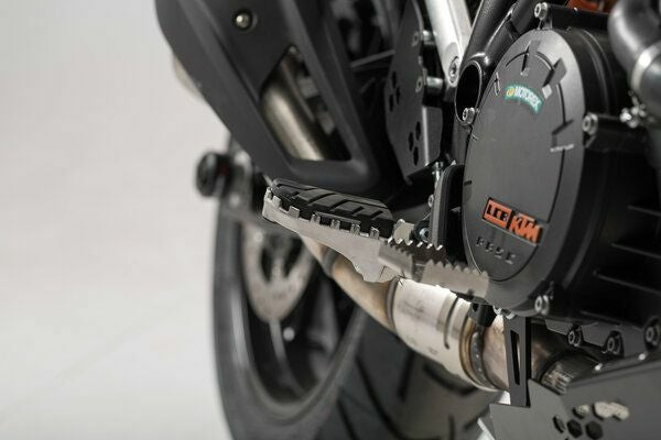 SW-MOTECH ION フットレストキット HUSQVARNA NORDEN 901 / KTM