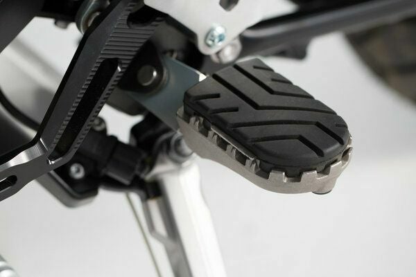 SW-MOTECH ION フットレストキット TRIUMPH スクランブラー 1200/TIGER 800/TIGER 900/TIGER EXPLORER | FRS.11.011.10103/S_1