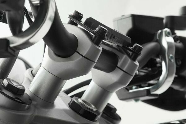 SW-MOTECH アルミ製バーライザー(高さ 20mm) シルバー TRIUMPH STREET TRIPLE (675 CCM) (12-16) | LEH.11.039.10201/S_1