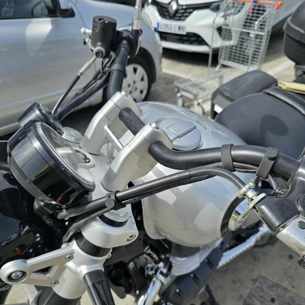 ロイヤルエンフィールド スーパーメテオ650 ハンドルバーライザー 25mmUP シルバー Hitchcocks Motorcycles_1