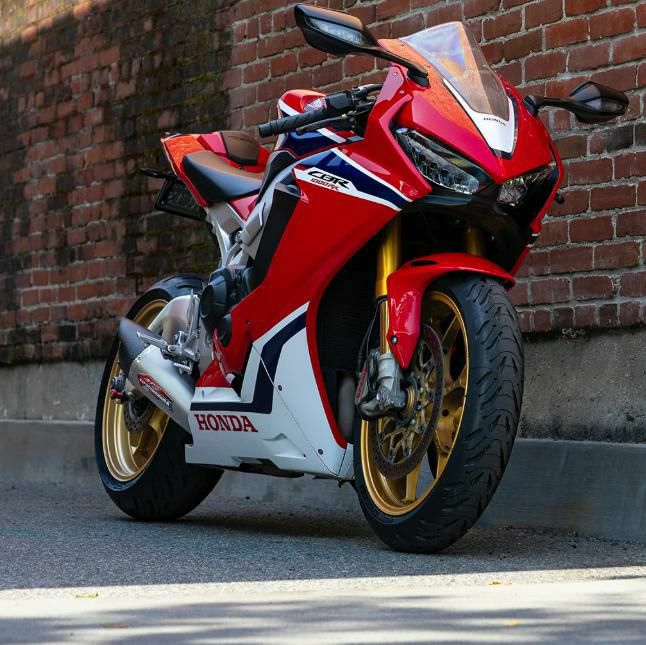 USヨシムラ AT2 スリップオンマフラー HONDA CBR1000RR/SP/SP2 (2017-2024)