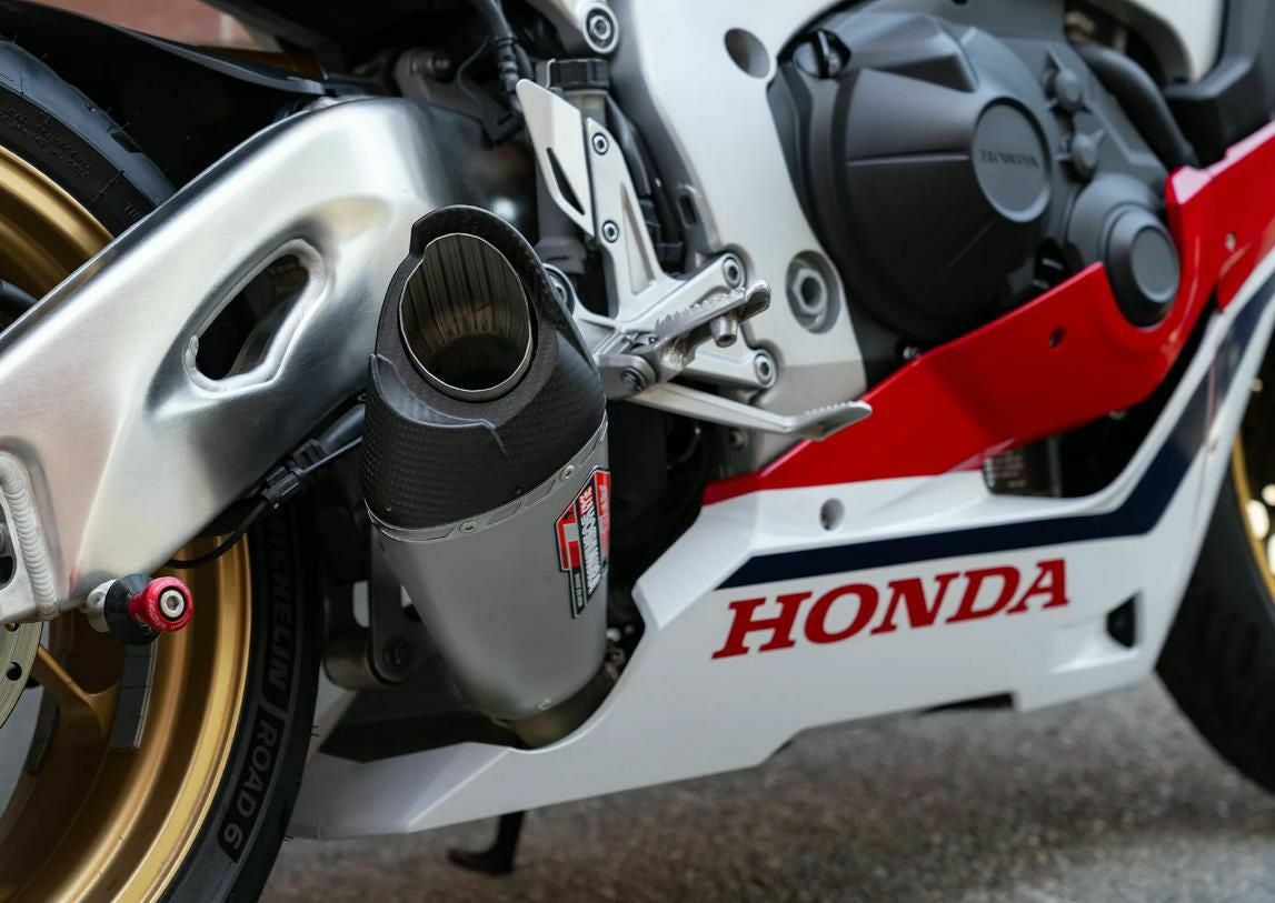 USヨシムラ AT2 スリップオンマフラー HONDA CBR1000RR/SP/SP2 (2017-2024)
