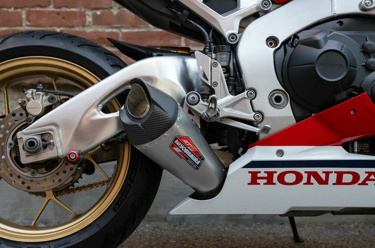 USヨシムラ AT2 スリップオンマフラー HONDA CBR1000RR/SP/SP2 (2017-2024)