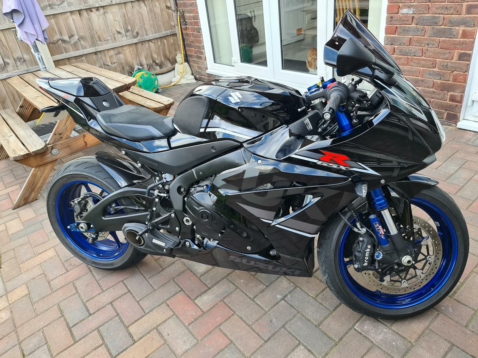 gsxr1000rマフラーとブラックカウルセット GSX-R1000(17-)にMOTOGPのようなサイド出しマフラー！｜AxxL