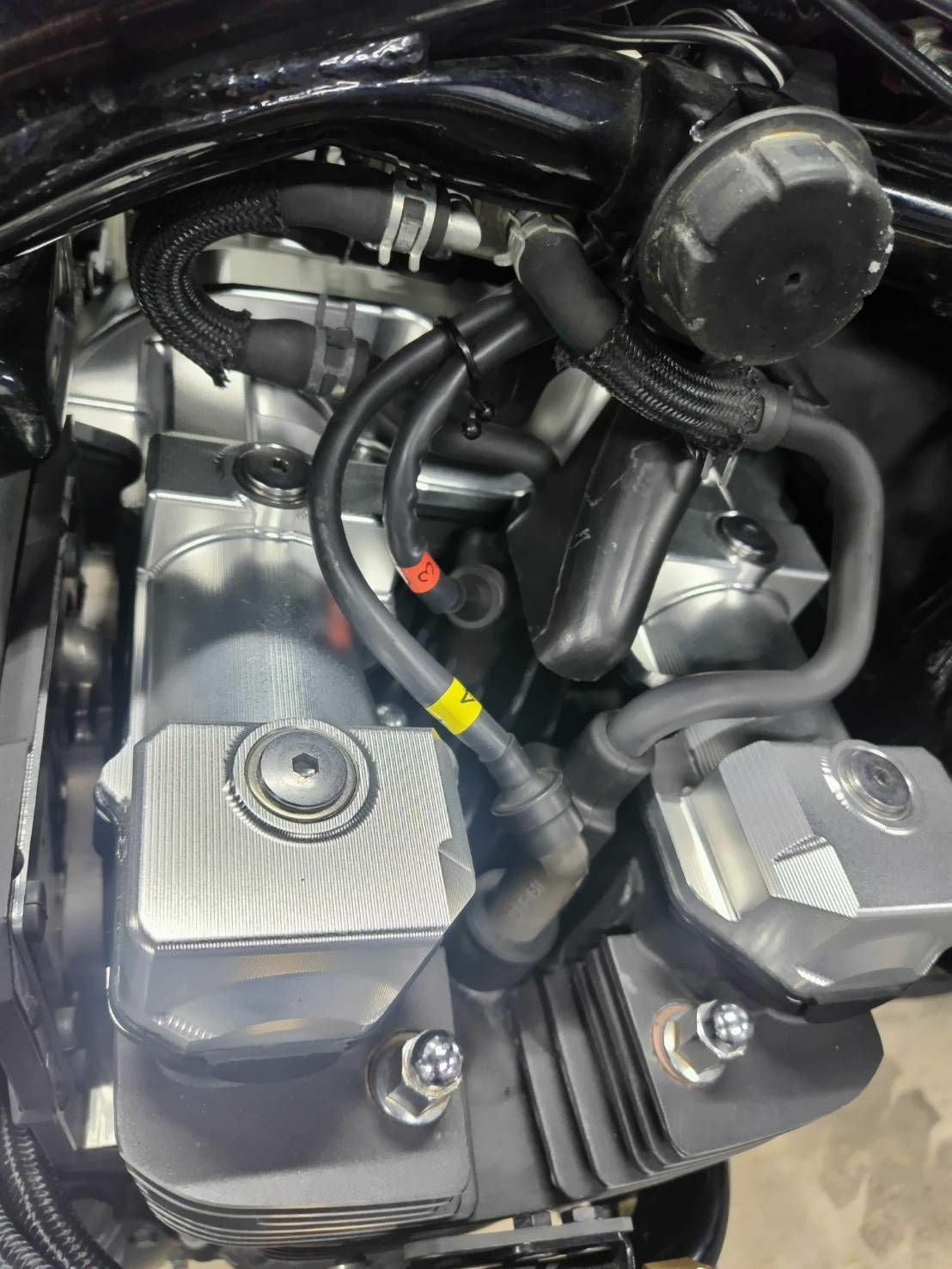 XJR1300ヘッドカバー　ペイント又は予備として YAMAHA XJR1300「ついにヘッドカバーからオイル漏れ」 | ウェビック