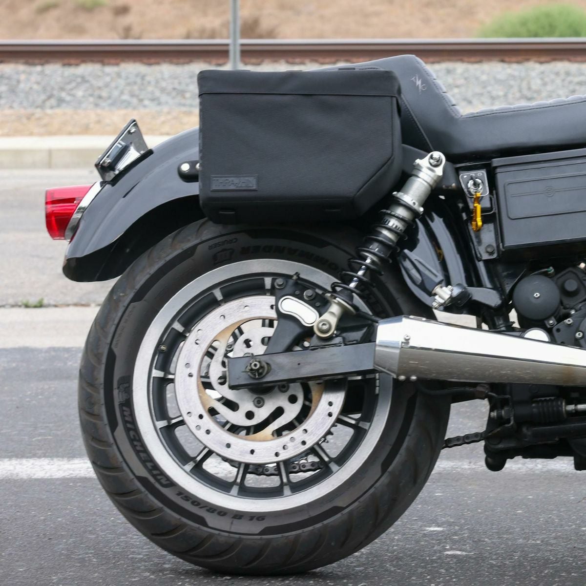 スラッシンサプライ エスケープ・ベース サドルバッグ 18L | バイク