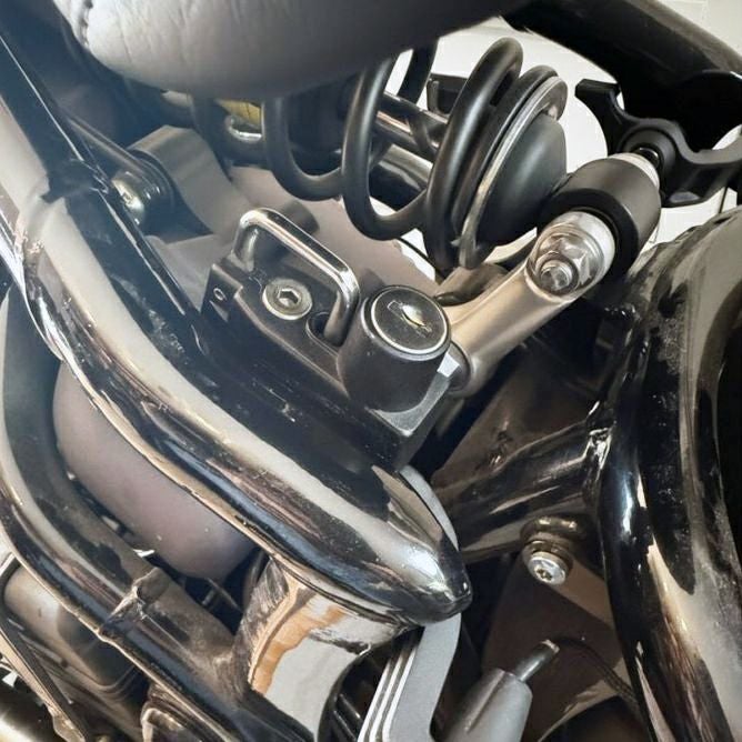 トライアンフ ボバー ヘルメットロックキット Motone(モートーン