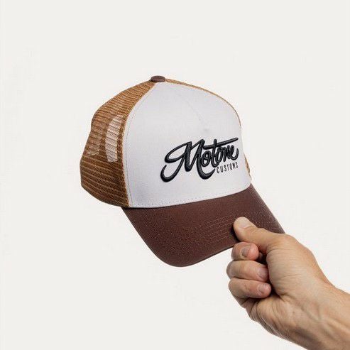 R*I様 ✨大特価✨ Supreme トラッカーキャップ ホワイト/ブラウン Motone(モートーン) トラッカーキャップ Curved Peak ブラウン “Creme