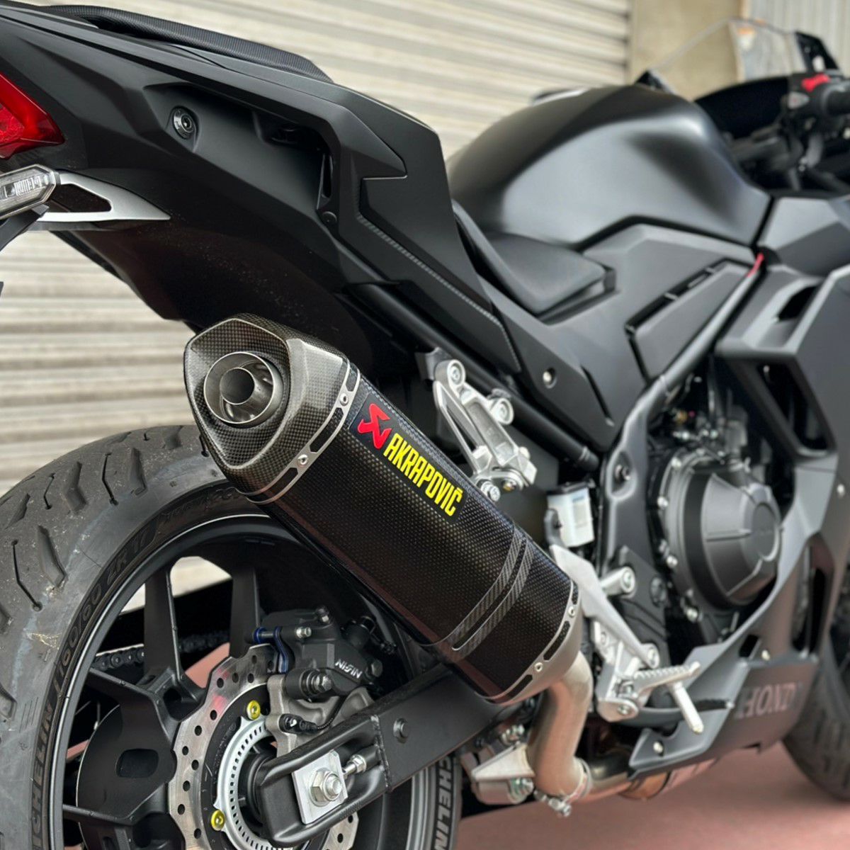 ホンダ CBR400R スリップオンマフラー(JMCA) アクラポビッチ | バイク
