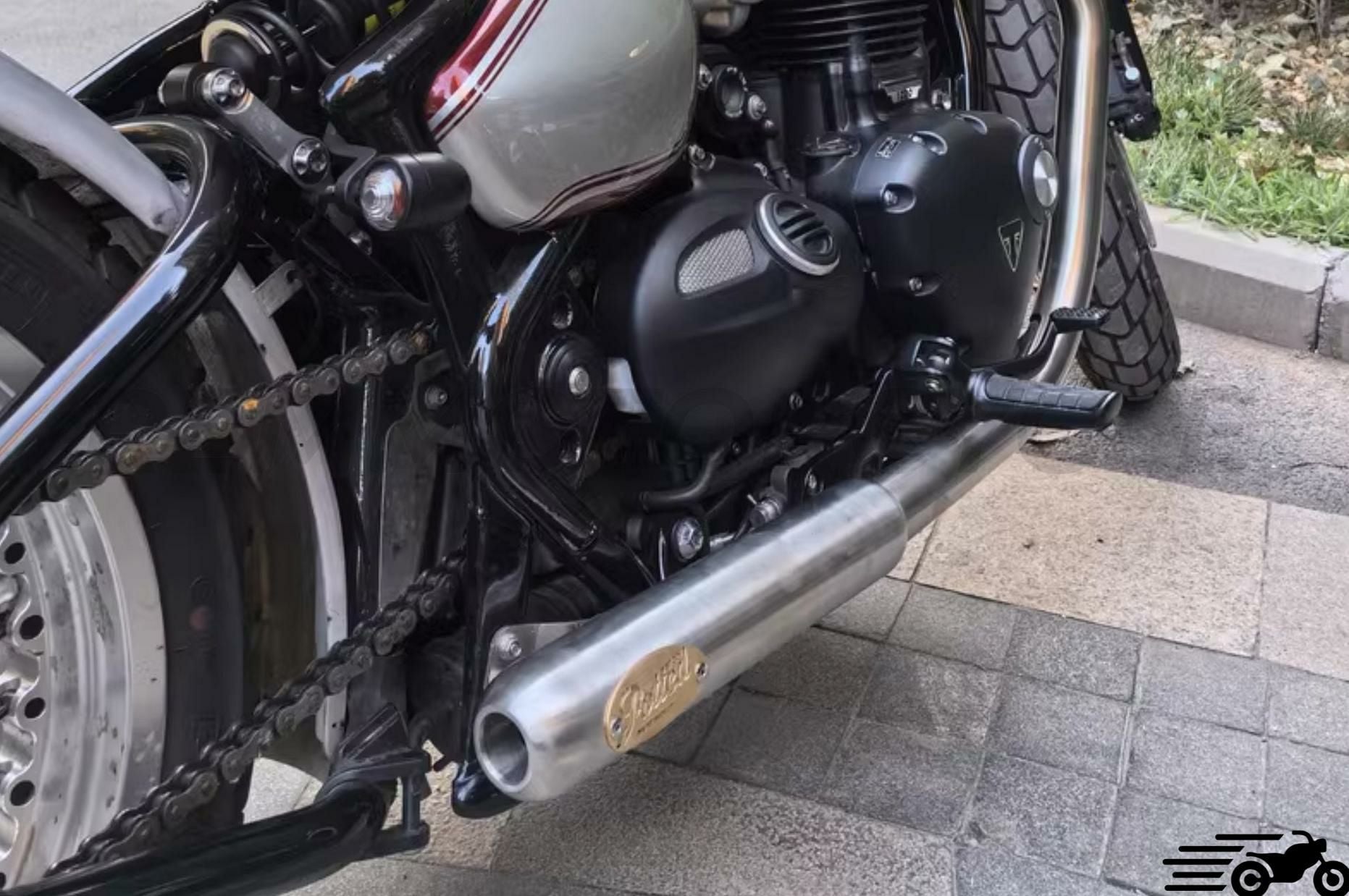トライアンフ ボンネビルボバー スリップオンマフラー REMMOTORCYCLE