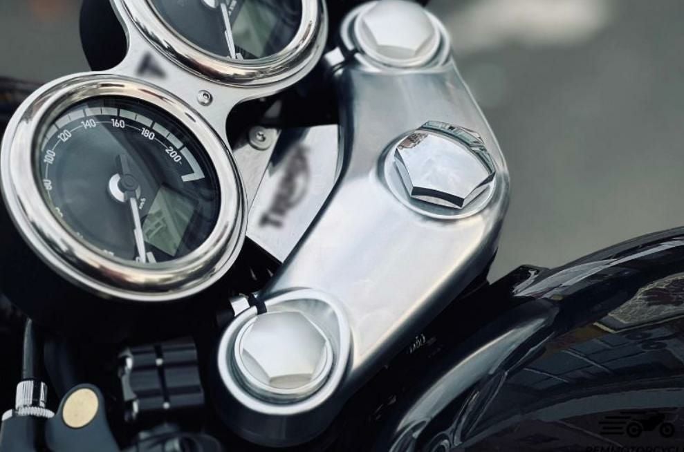 トライアンフ ボンネビルT100/T120/ボバー トリプルクランプ アッパー