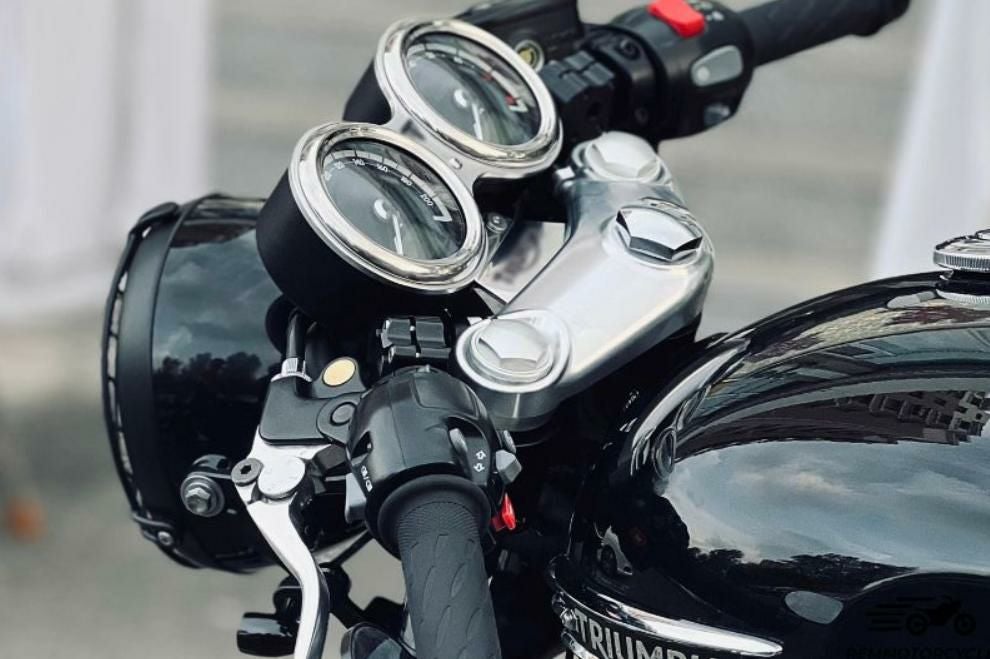 トライアンフ ボンネビルT100/T120/ボバー トリプルクランプ アッパー