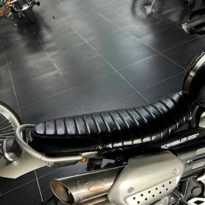 トライアンフ スクランブラー1200X/XC/XE  MJ ローシートモデル2  ブラック・ワックス REMMOTORCYCLE_1