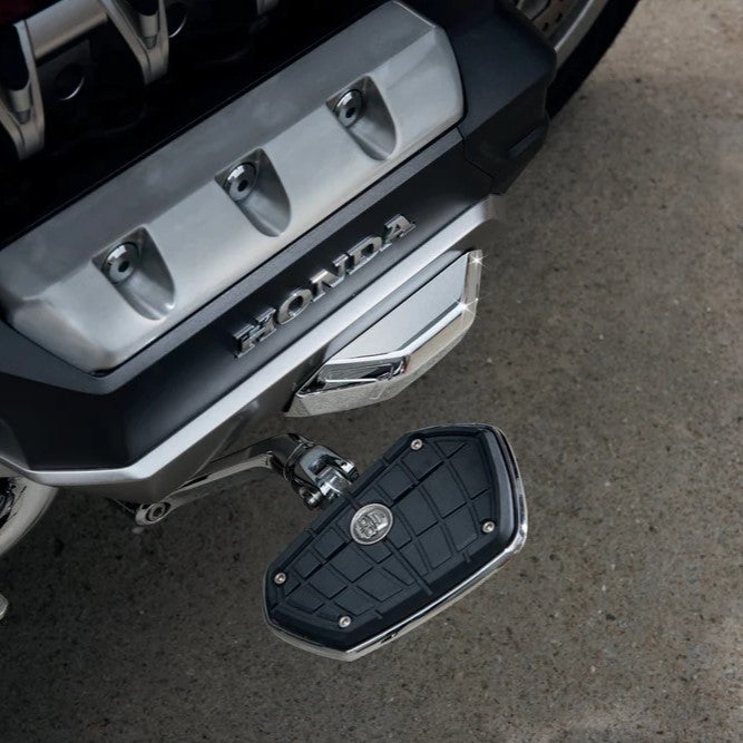 ゴールドウイング GL1800 2018-エンジンガードカバー TWINART ゴールドストライク CIRO_2