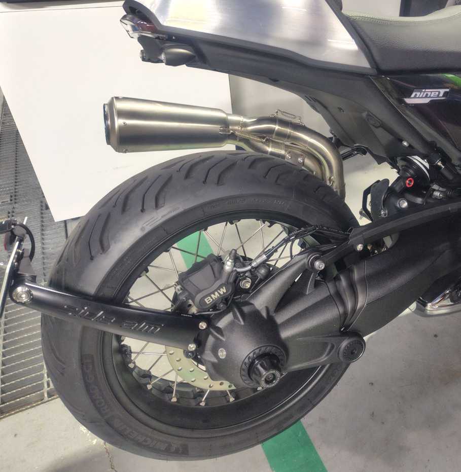 BMW R12 nineT (23-26) ライセンスプレートサポート 「SIDE ARM」 RIZOMA_11