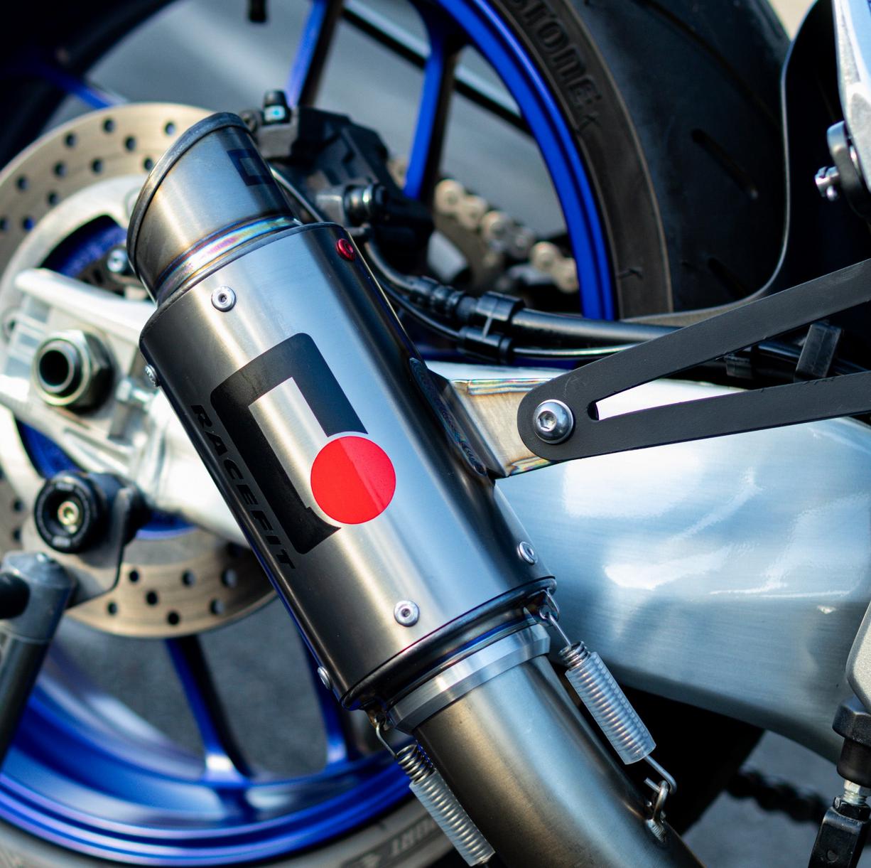 AKRAPOVIC フルシステムマフラー レーシングライン カーボン YAMAHA MT