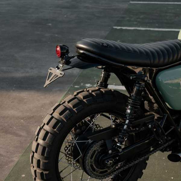 Triumph 水冷（LC）Triumph Modern Classicシリーズ ナンバープレートブラケット UNDERTAKER + ナンバー灯 Pillbox Motone_2
