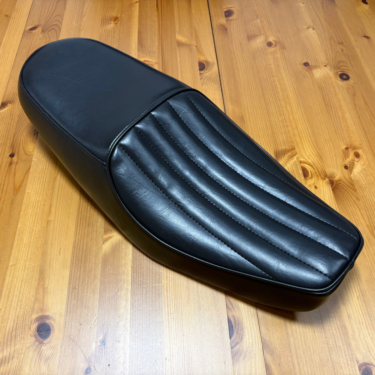 アウトレット】カワサキ W650 カスタムシート 展示使用品 Omega Racer