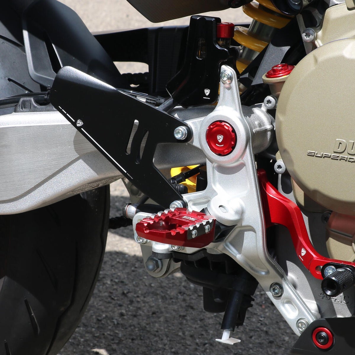 CNC Racing ハイパーモタード 698 モノ アルミヒールガードキット