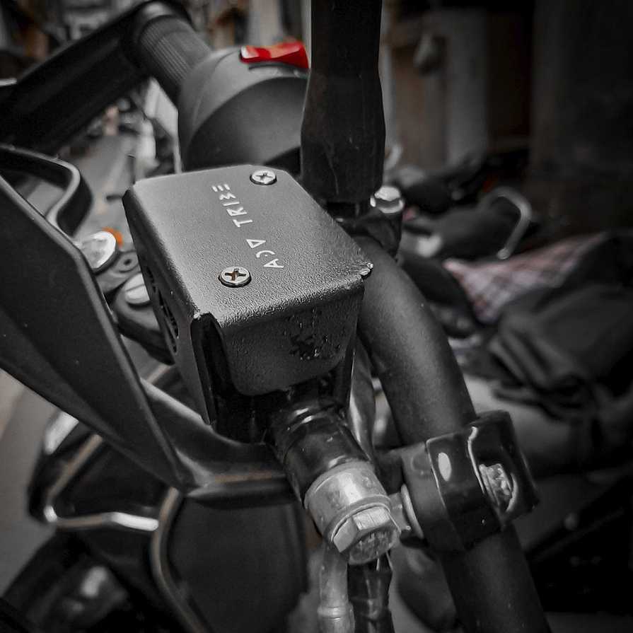 ロイヤルエンフィールド コンチネンタルGT650 (19-22) フロントブレーキリザーバーカバー ブラック ADV TRIBE_3