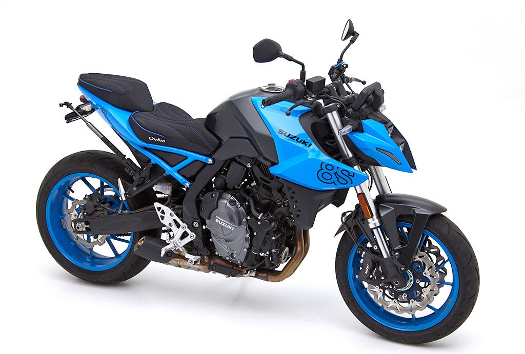 装着イメージ：スズキ GSX-8S / GSX-8R コンフォートシート（リアシート） Corbin（コルビン）